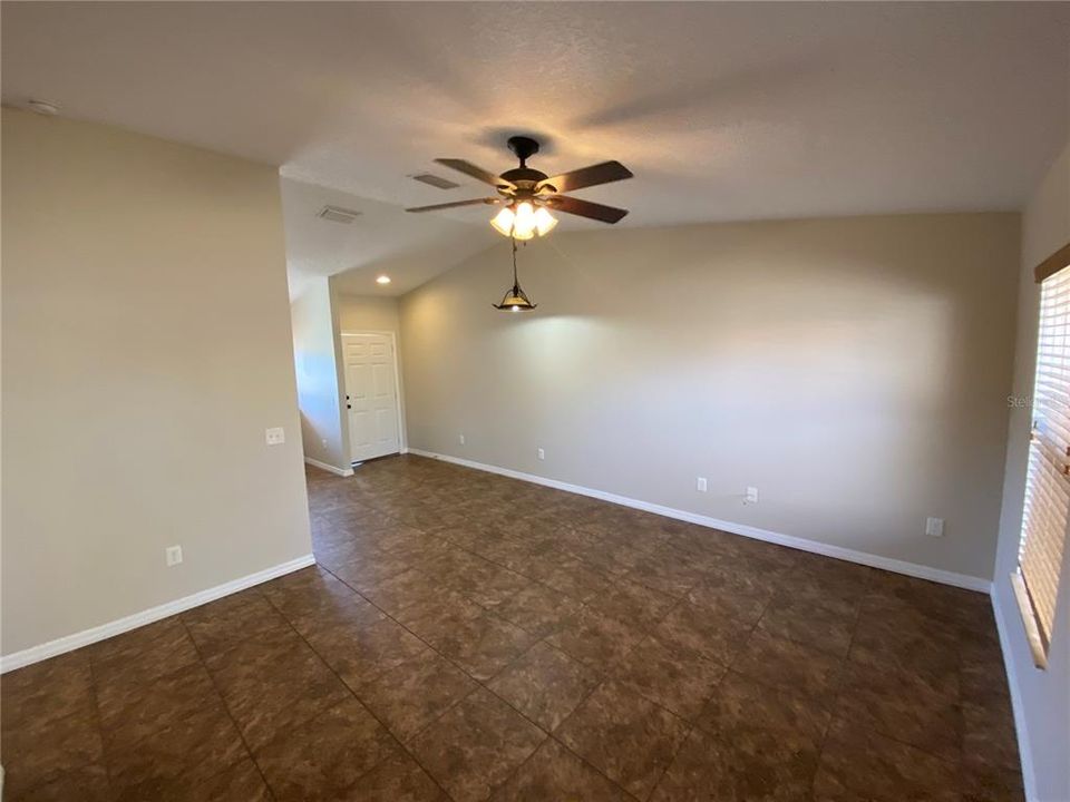 Recently Rented: $1,100 (2 beds, 2 baths, 975 Square Feet)