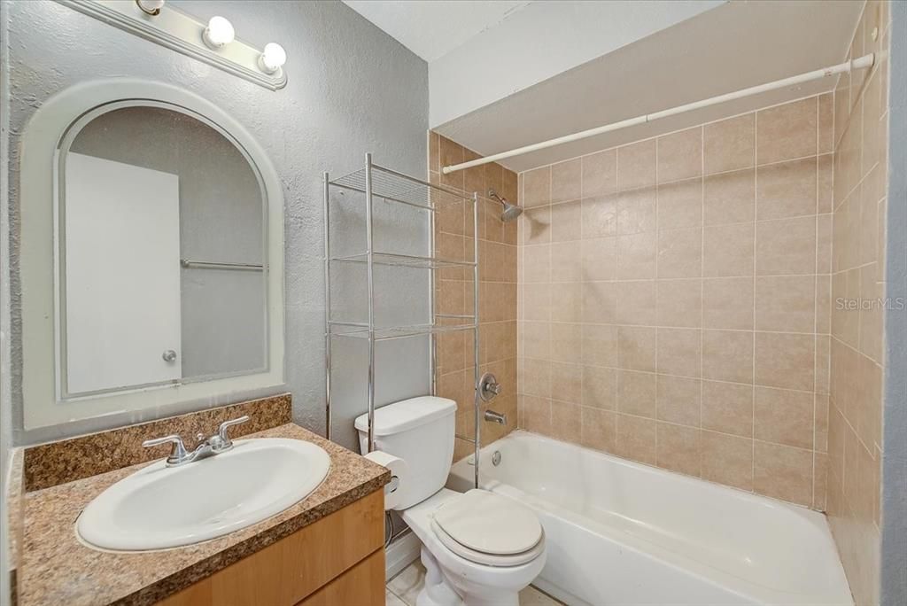 最近售出: $119,000 (2 贝兹, 1 浴室, 824 平方英尺)