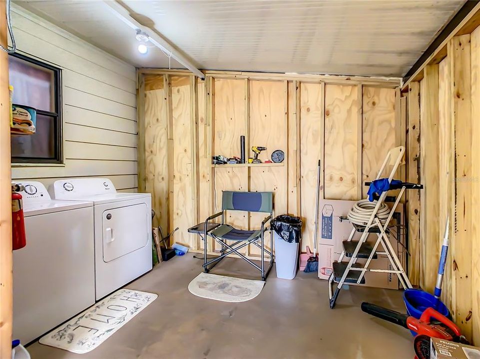 Large updated workshop with washer and dryer