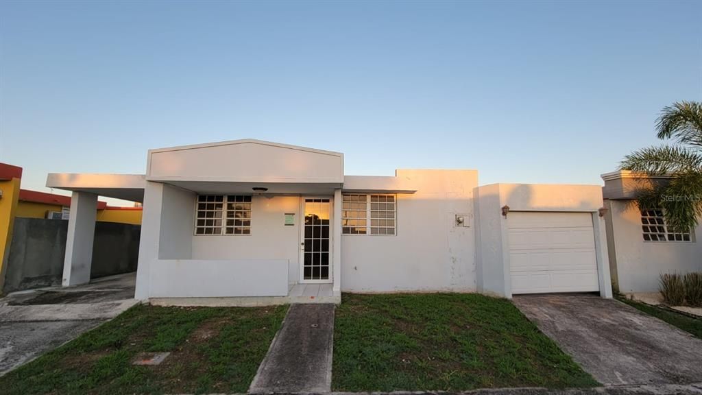 最近售出: $100,000 (3 贝兹, 1 浴室, 924 平方英尺)