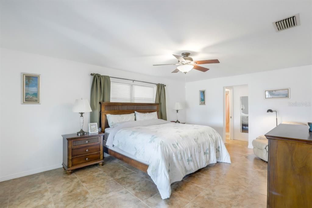 Recently Sold: $775,000 (2 beds, 2 baths, 1965 Square Feet)