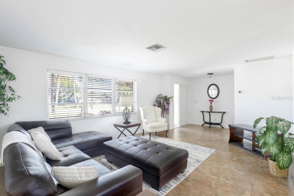 Recently Sold: $775,000 (2 beds, 2 baths, 1965 Square Feet)