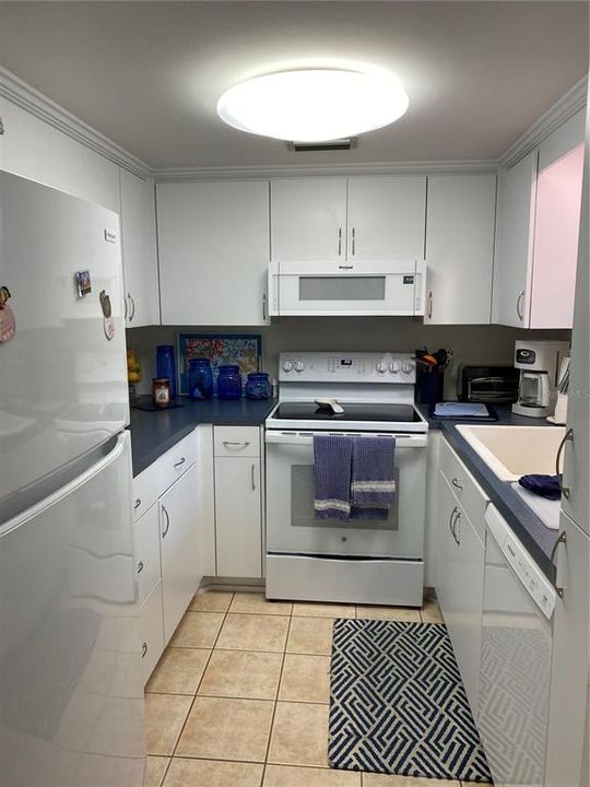 Recently Sold: $121,900 (1 beds, 1 baths, 732 Square Feet)