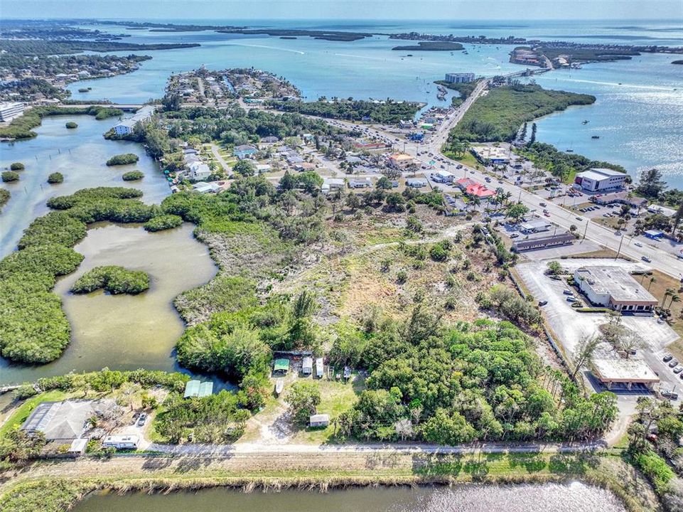 На продажу: $2,499,999 (10.24 acres)