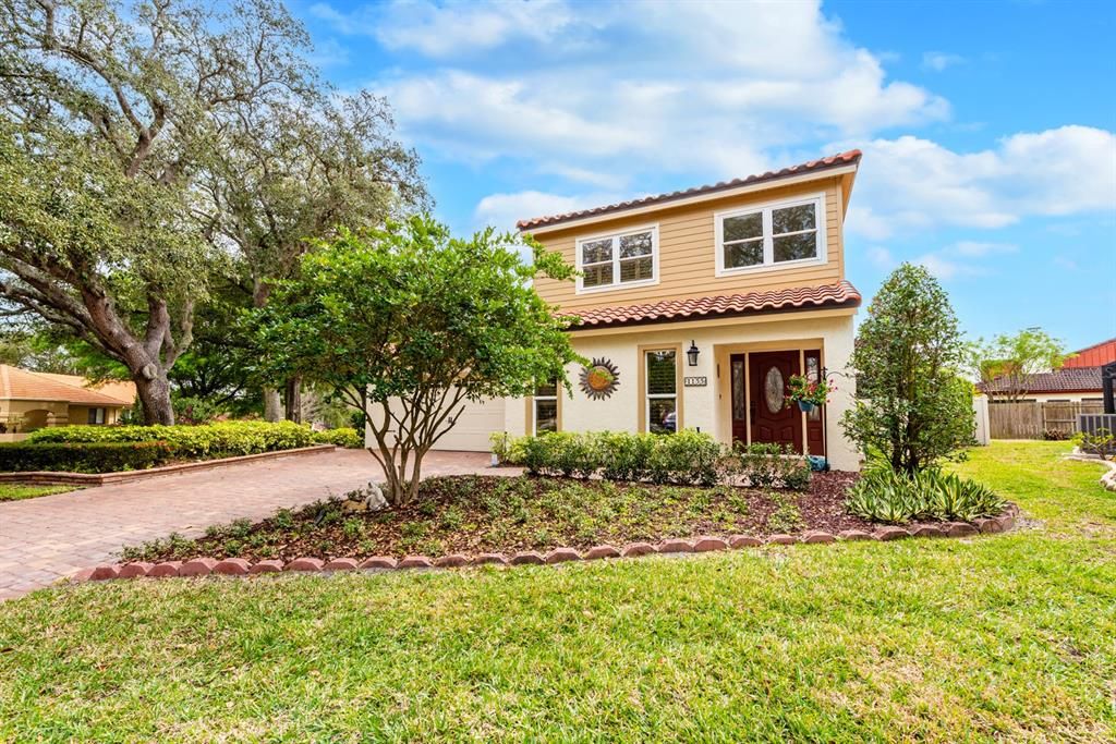 **MUST SEE!!** GORGEOUS 4BD/2.5BA HOME on a CORNER LOT, located in a GOLF COMMUNITY and ZONED for TOP-RATED SEMINOLE COUNTY SCHOOLS!!