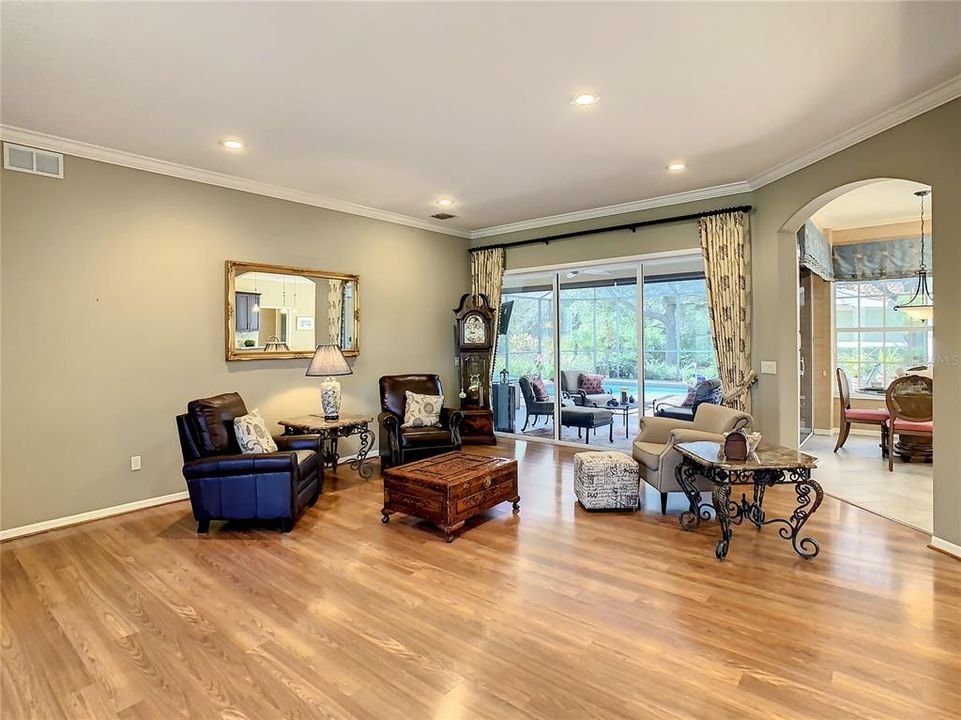 Welcome your guest in this relaxing open room with gorgeous floors