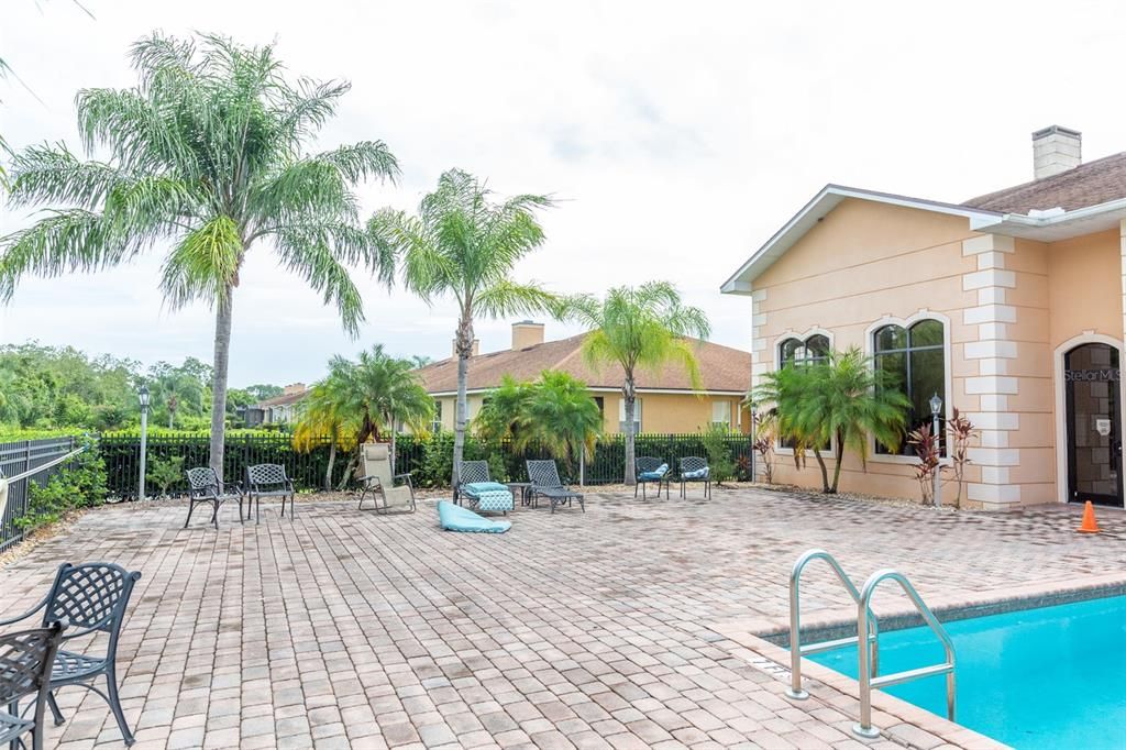 Recently Sold: $300,000 (3 beds, 2 baths, 1947 Square Feet)