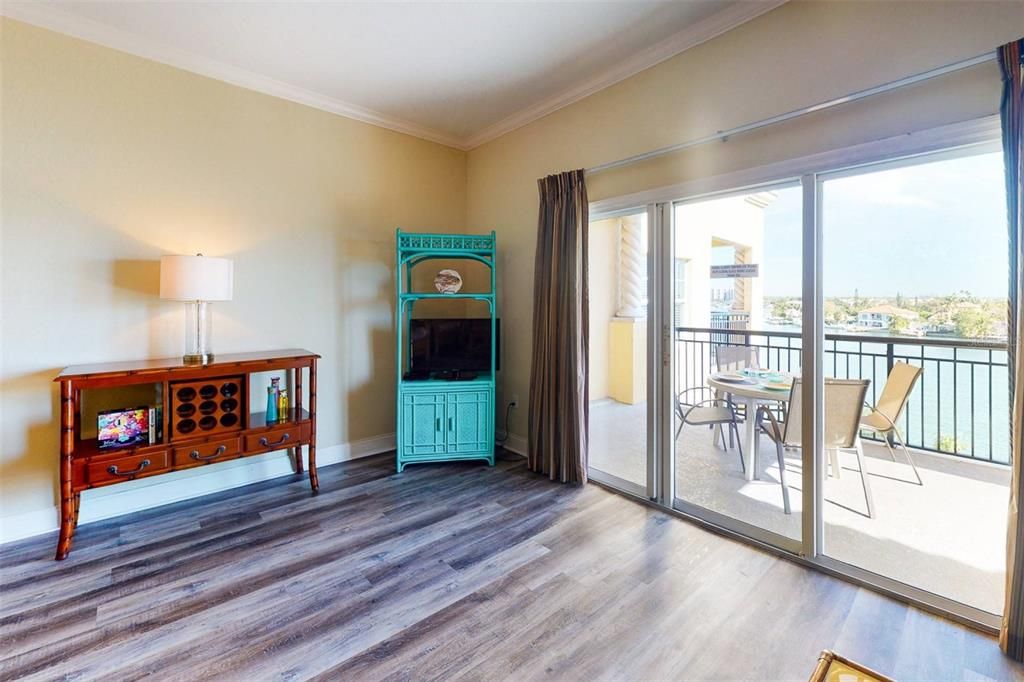 Recently Sold: $589,000 (2 beds, 2 baths, 950 Square Feet)