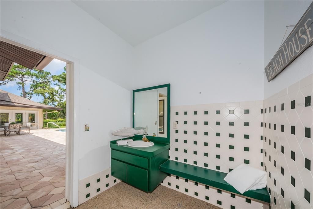 Second full outdoor bathroom with changing area