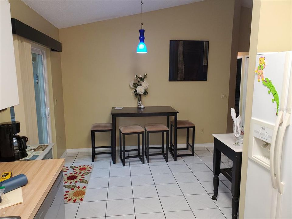 Recently Sold: $229,900 (2 beds, 1 baths, 1052 Square Feet)