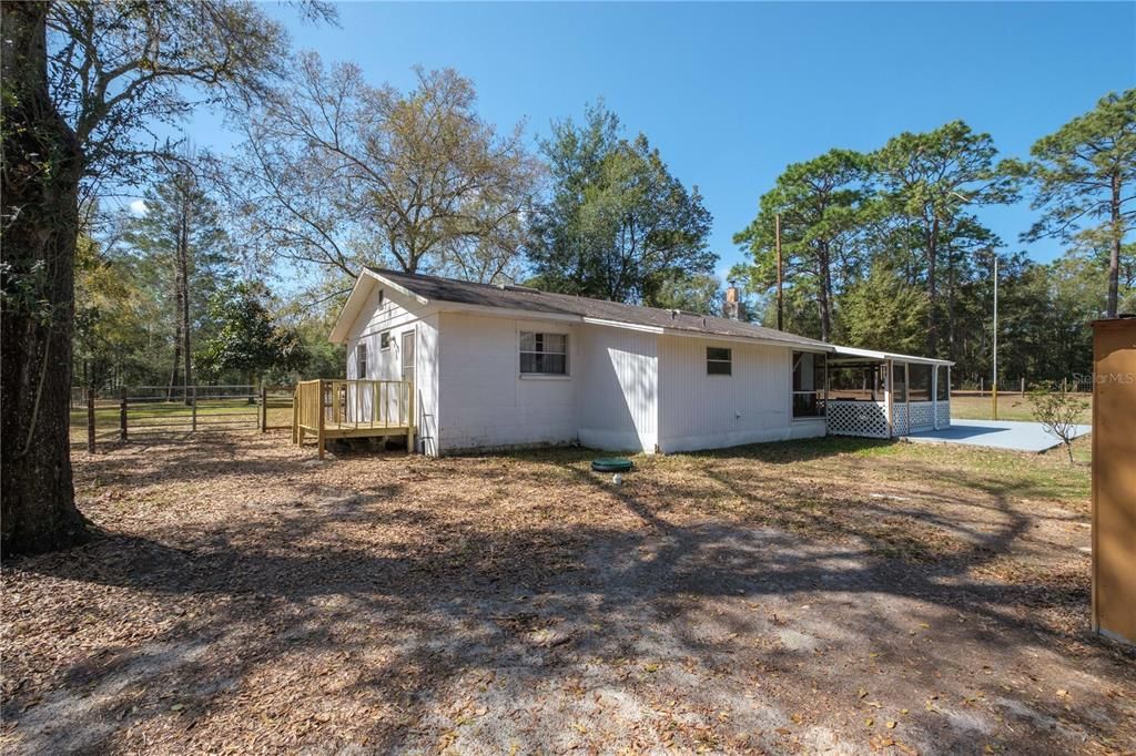 Recently Sold: $230,000 (3 beds, 1 baths, 1152 Square Feet)