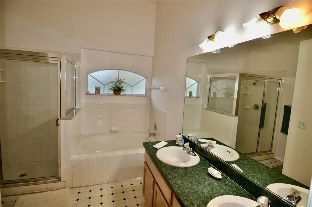 最近租的: $2,600 (4 贝兹, 2 浴室, 1972 平方英尺)