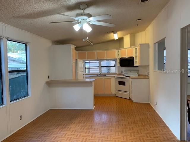 Recently Rented: $1,300 (2 beds, 1 baths, 966 Square Feet)