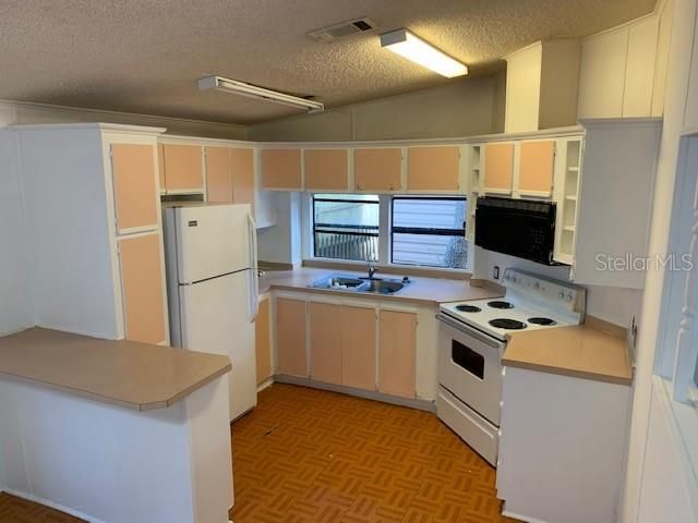Recently Rented: $1,300 (2 beds, 1 baths, 966 Square Feet)