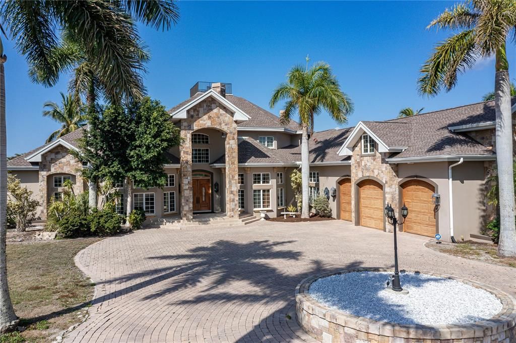 Recently Sold: $2,395,000 (4 beds, 3 baths, 4966 Square Feet)