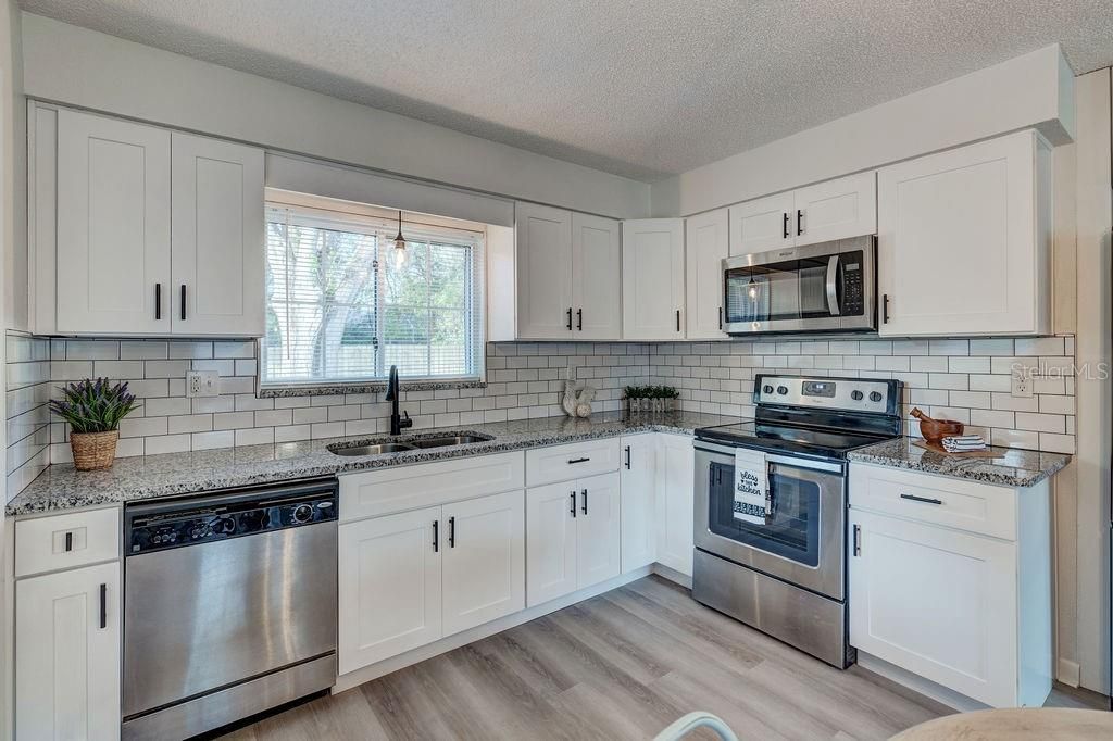 Recently Sold: $349,000 (2 beds, 1 baths, 811 Square Feet)