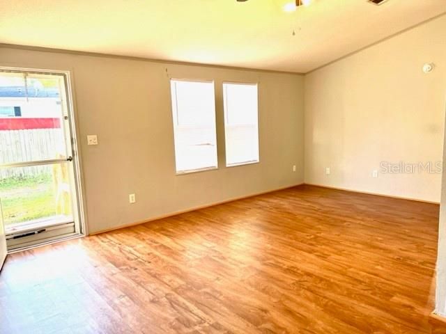 Recently Sold: $94,500 (3 beds, 2 baths, 1104 Square Feet)