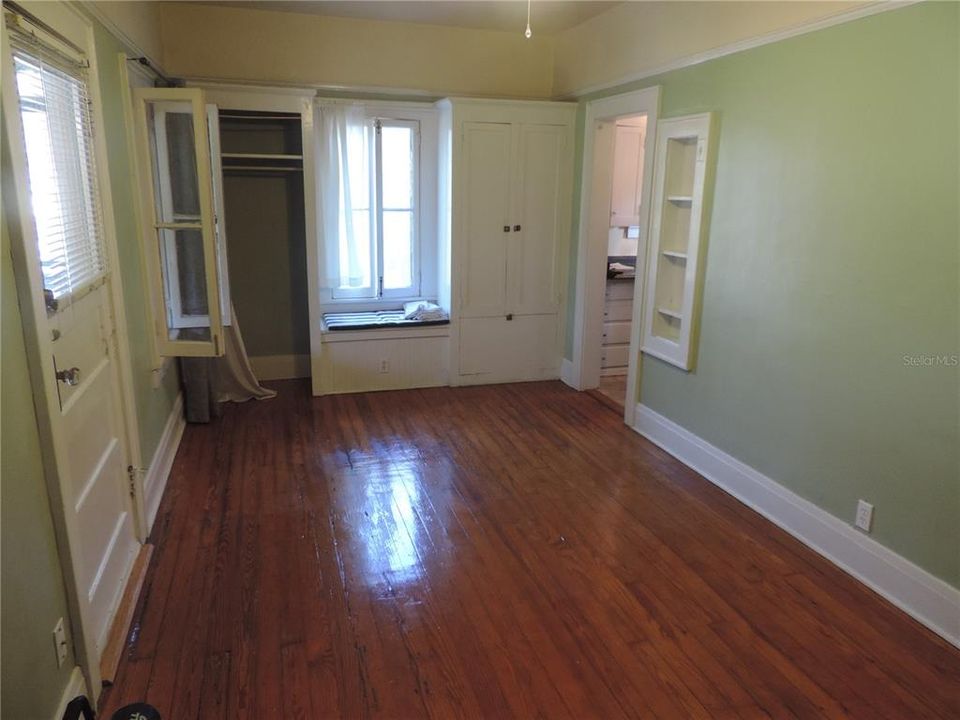 Recently Rented: $800 (1 beds, 1 baths, 425 Square Feet)