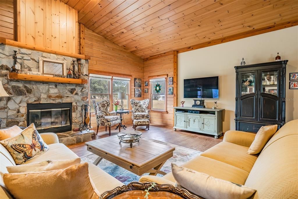 Recently Sold: $850,000 (3 beds, 2 baths, 1863 Square Feet)