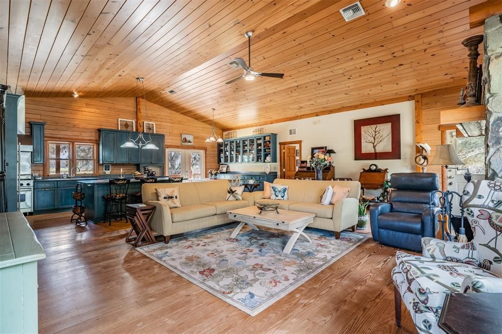 Recently Sold: $850,000 (3 beds, 2 baths, 1863 Square Feet)