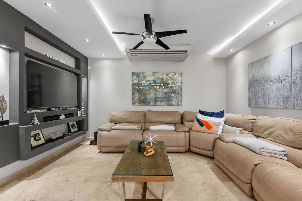 Vendido Recientemente: $1,600,000 (6 camas, 3 baños, 3400 Pies cuadrados)