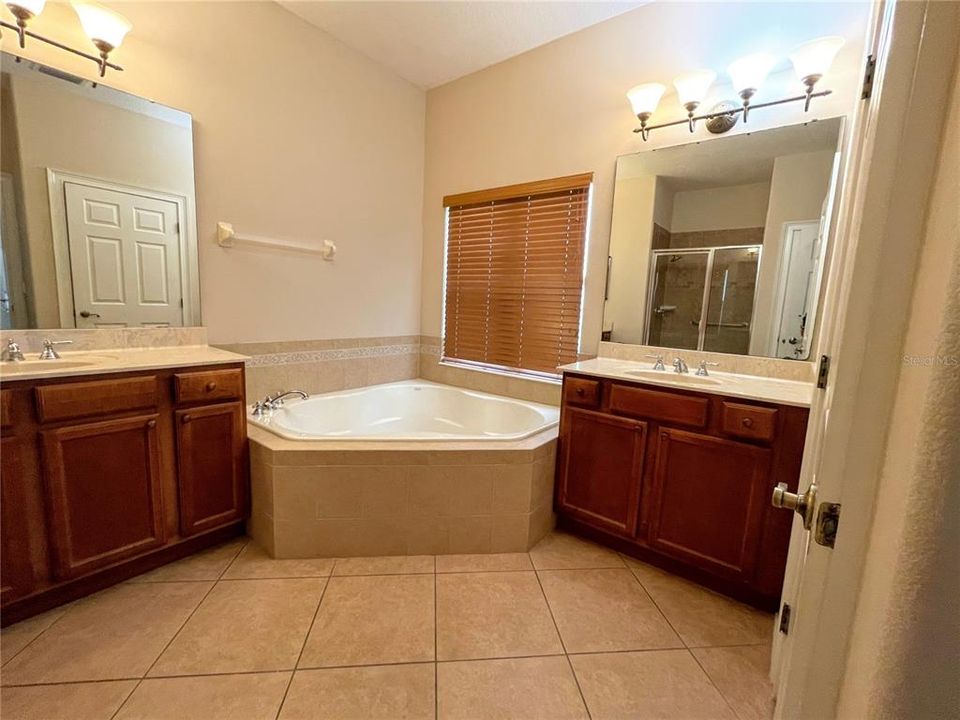 最近租的: $3,400 (4 贝兹, 2 浴室, 2640 平方英尺)