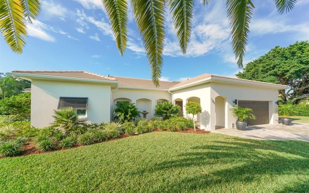 Recently Sold: $2,550,000 (3 beds, 3 baths, 2340 Square Feet)