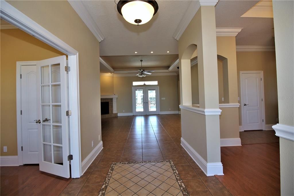 Foyer into house