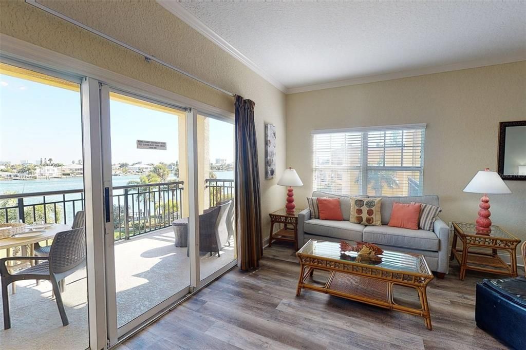 Recently Sold: $565,000 (2 beds, 2 baths, 950 Square Feet)