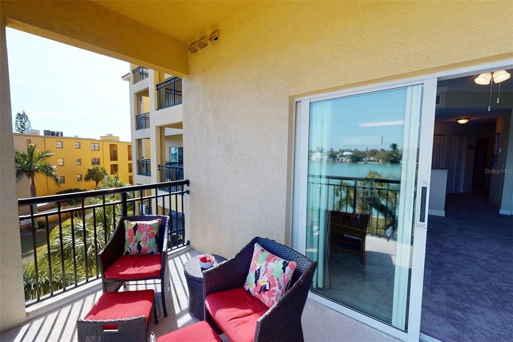 Recently Sold: $565,000 (2 beds, 2 baths, 950 Square Feet)