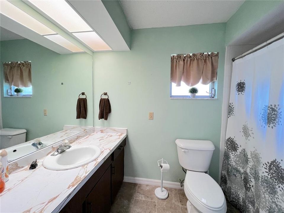 最近售出: $449,900 (4 贝兹, 3 浴室, 2025 平方英尺)