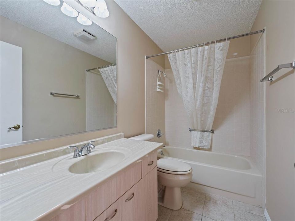 最近售出: $245,000 (2 贝兹, 2 浴室, 1175 平方英尺)