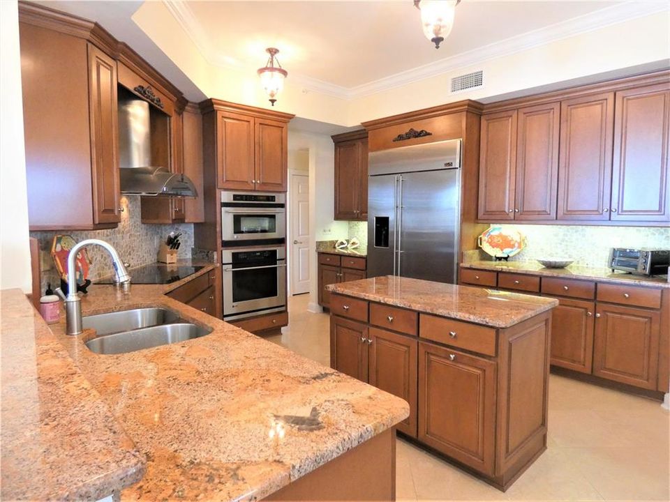 LARGE GOURMET KITCHEN WITH ALL WOOD CABINETS, GRANITE AND SS APPLIANCES