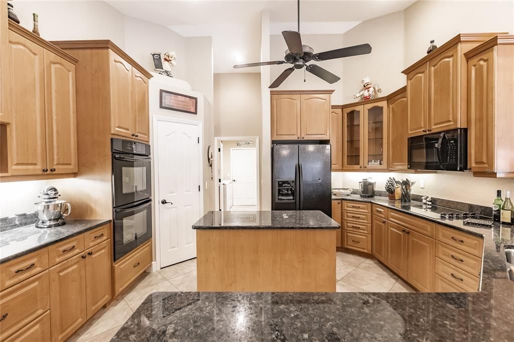 Recently Sold: $650,000 (3 beds, 2 baths, 2367 Square Feet)