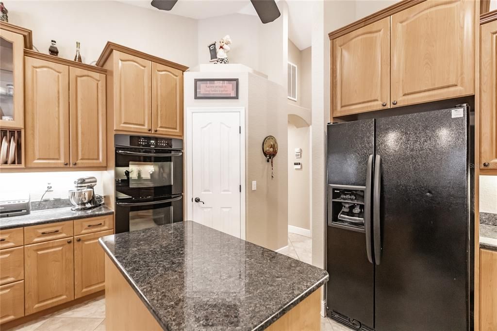 Recently Sold: $650,000 (3 beds, 2 baths, 2367 Square Feet)