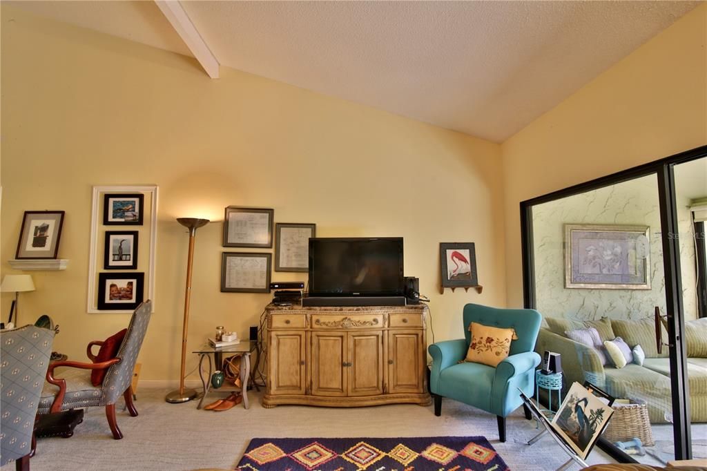 Recently Sold: $375,000 (3 beds, 2 baths, 1411 Square Feet)