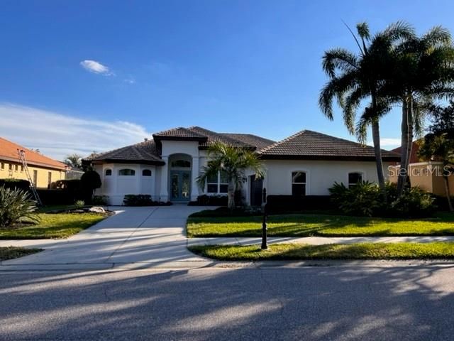 Recently Sold: $850,000 (3 beds, 3 baths, 2700 Square Feet)