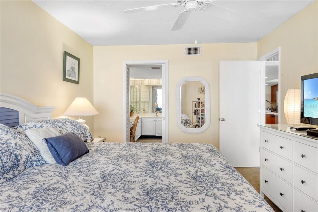 Recently Sold: $995,000 (2 beds, 2 baths, 1179 Square Feet)