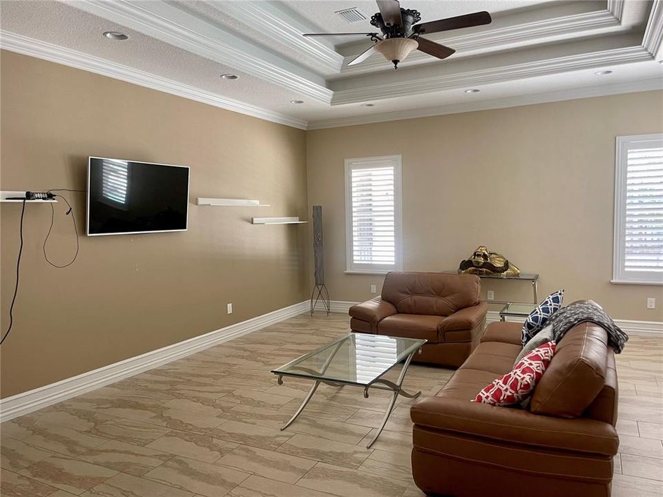 CROWN MOLDING, A TRAY CEILING AND SPACE GALORE IN THIS FANTASTIC FAMILY/MEDIA ROOM!!!