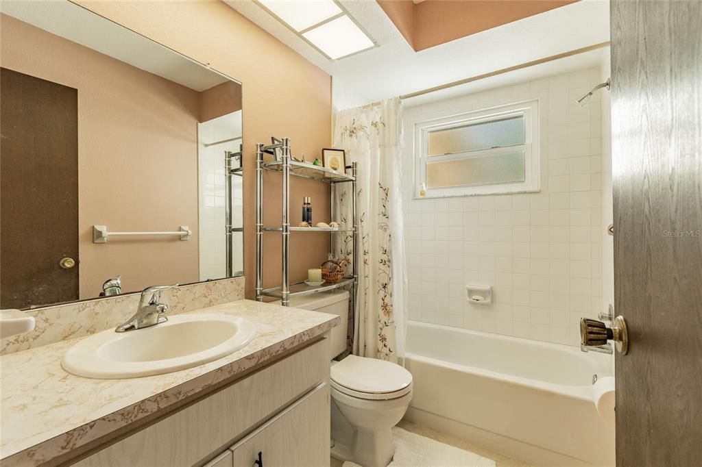最近售出: $450,000 (2 贝兹, 2 浴室, 1179 平方英尺)