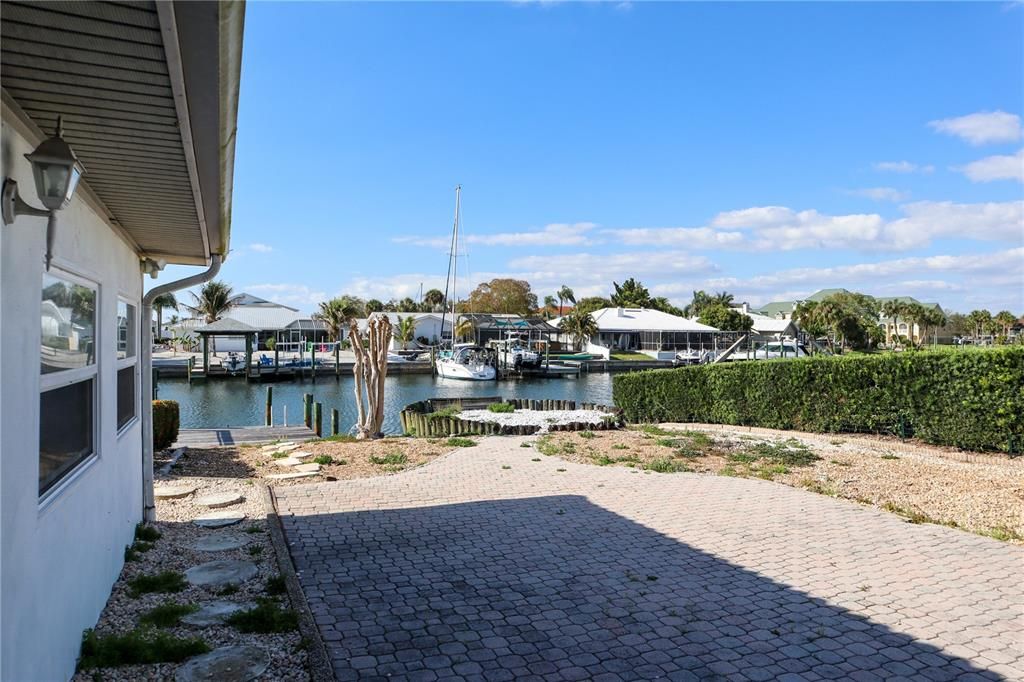 Recently Sold: $750,000 (3 beds, 2 baths, 1971 Square Feet)