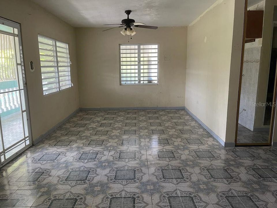 Vendido Recientemente: $105,000 (4 camas, 2 baños, 1116 Pies cuadrados)