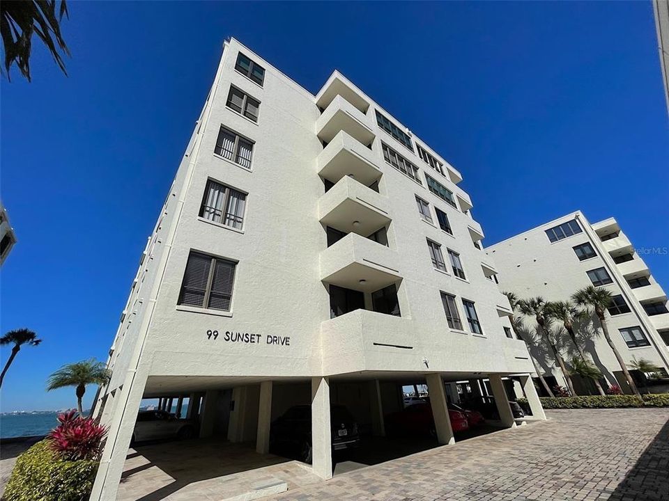 Recently Sold: $1,075,000 (2 beds, 2 baths, 1474 Square Feet)