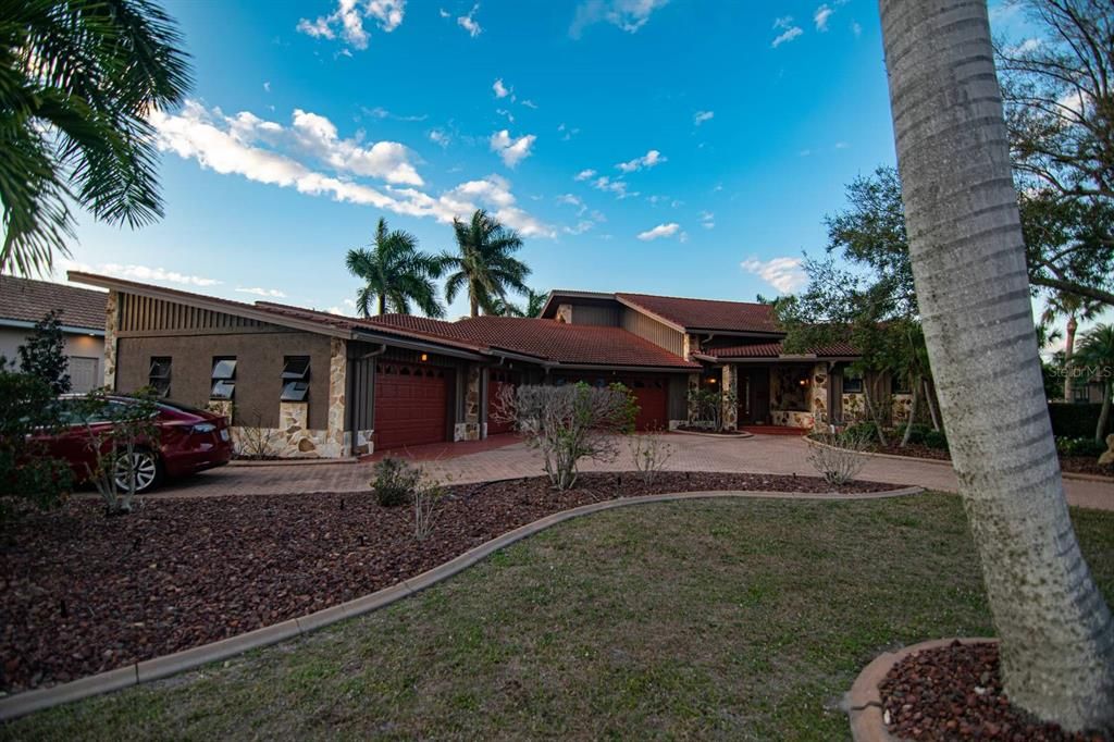 Recently Sold: $999,000 (3 beds, 3 baths, 2230 Square Feet)