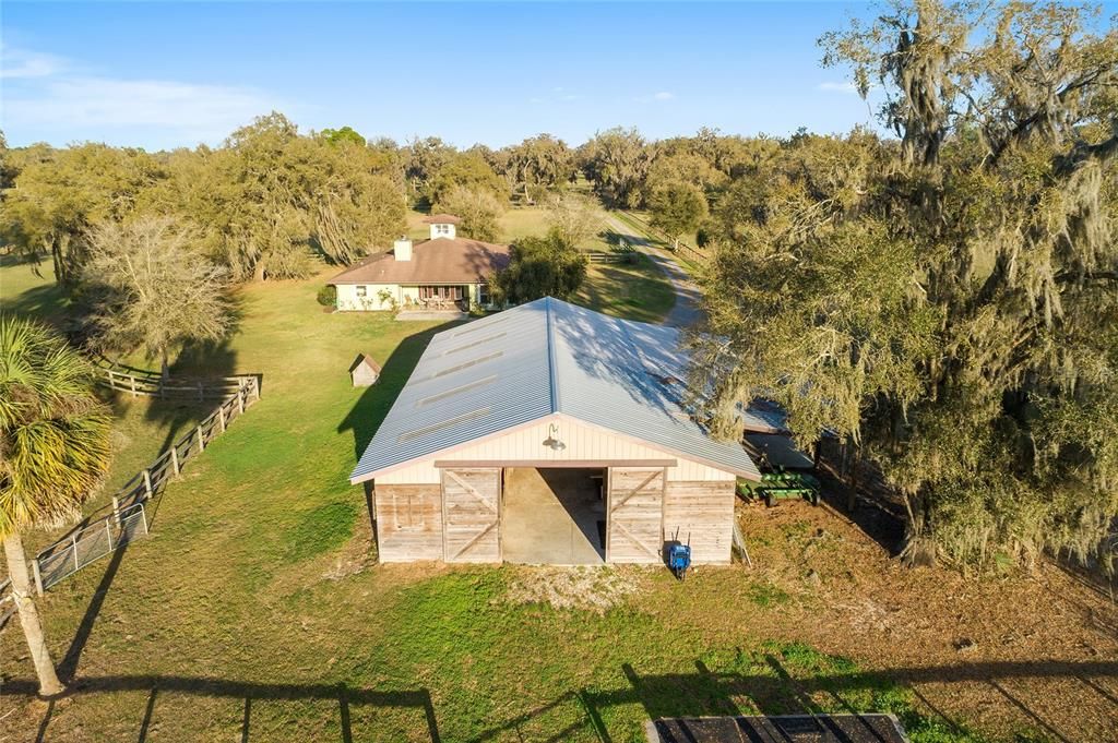 7 stall center-aisle barntack/feed room, 2 grooming stalls