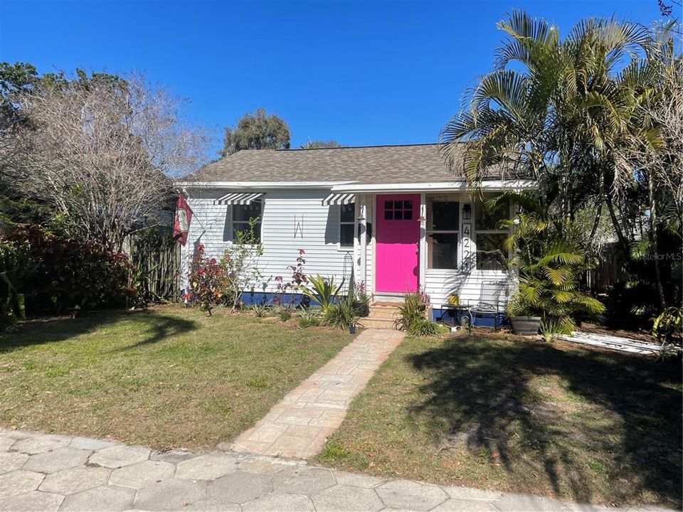 Recently Sold: $275,000 (2 beds, 1 baths, 836 Square Feet)