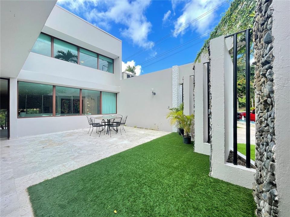 Vendido Recientemente: $1,495,000 (6 camas, 5 baños, 4655 Pies cuadrados)