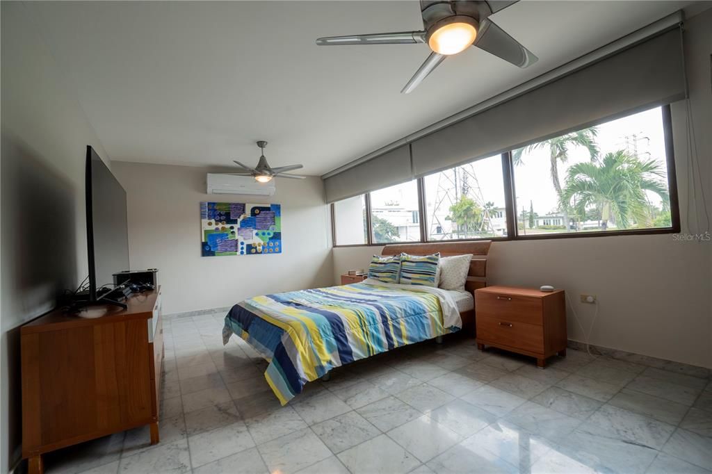 Vendido Recientemente: $1,495,000 (6 camas, 5 baños, 4655 Pies cuadrados)