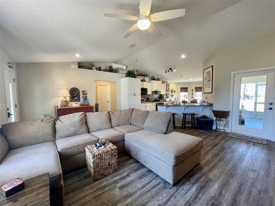 Recently Sold: $389,000 (3 beds, 2 baths, 1368 Square Feet)