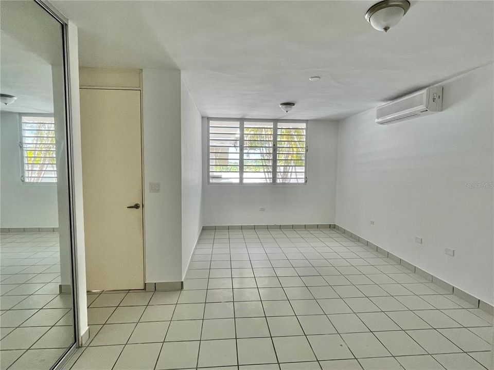 Vendido Recientemente: $1,225,000 (6 camas, 4 baños, 4210 Pies cuadrados)